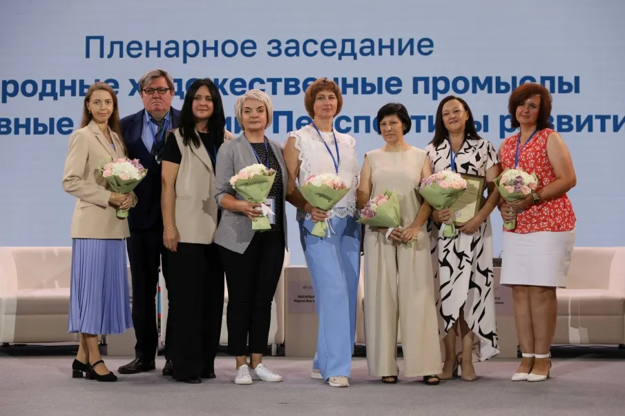 Нижегородцев, развивающих отрасль народных художественных промыслов, отметили наградами Минпромторга России и региона